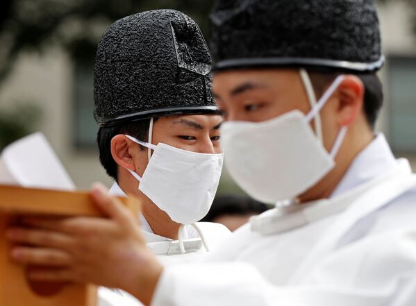 マスクを着用して祈祷の準備をする神職（10月18日） - Sputnik 日本