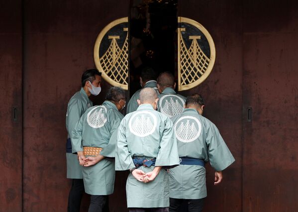 神輿担ぎの準備に向かう参加者（10月18日） - Sputnik 日本