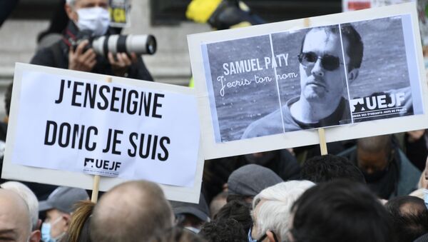 仏パリで、殺害された歴史教師サミュエル・パティさんの写真を掲げる人々 - Sputnik 日本