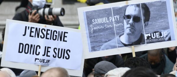 仏パリで、殺害された歴史教師サミュエル・パティさんの写真を掲げる人々 仏パリで、殺害された歴史教師サミュエル・パティさんの写真を掲げる人々 - Sputnik 日本