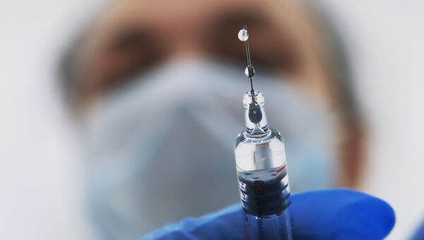 Медик готовит шприц с вакциной против гриппа - Sputnik 日本