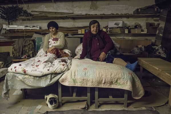 ナゴルノカラバフの都市ステパナケルトで、家の地下室にいる女性たち - Sputnik 日本