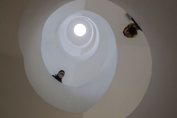 10月21日、ドイツのフランクフルト・アム・マインにあるユダヤ博物館の階段を上る見学者 - Sputnik 日本