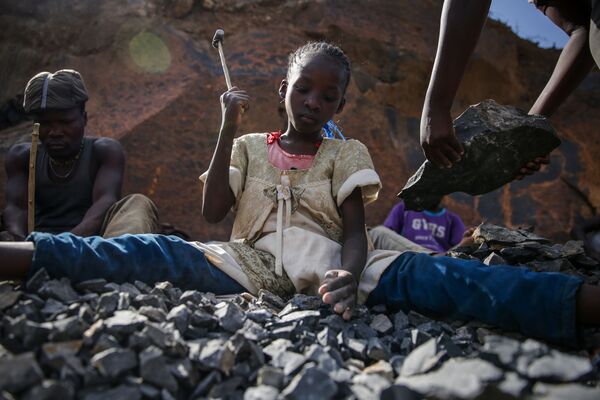 ケニア首都ナイロビの採石場で、ハンマーで岩を割る少女 - Sputnik 日本