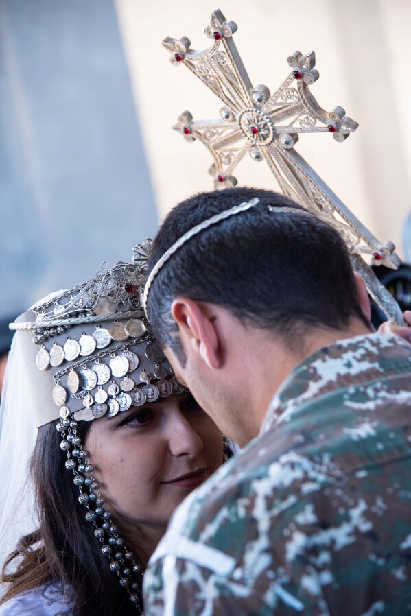 10月24日、ナゴルノ・カラバフの都市シュシャにある救世主大聖堂で結婚式を挙げる新郎新婦 - Sputnik 日本