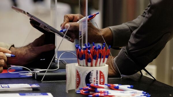 Избиратель во время досрочного голосования на выборах президента США в спортивном комплексе Мэдисон-сквер-гарден в Нью-Йорке - Sputnik 日本