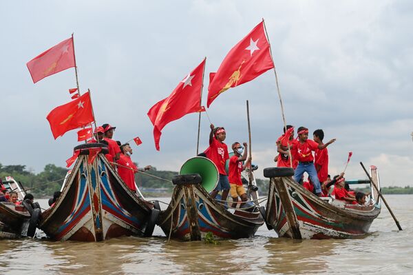 10月28日、ミャンマーのヤンゴンで行われた選挙集会で、川で木舟に乗る国民民主連盟（NLD）の支持者ら - Sputnik 日本