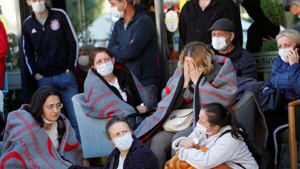 Жители во время поиска выживших в результате землетрясения в Измире  - Sputnik 日本