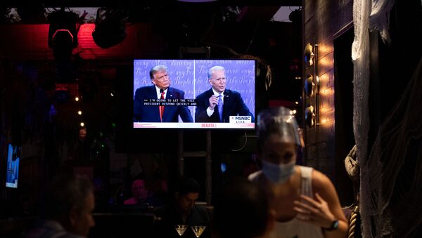People watch the second 2020 presidential campaign debate between Democratic presidential nominee Joe Biden and U.S. President Donald Trump at The Abbey Bar during the outbreak of the coronavirus disease (COVID-19), in West Hollywood, California, U.S., October 22, 2020.  - Sputnik 日本