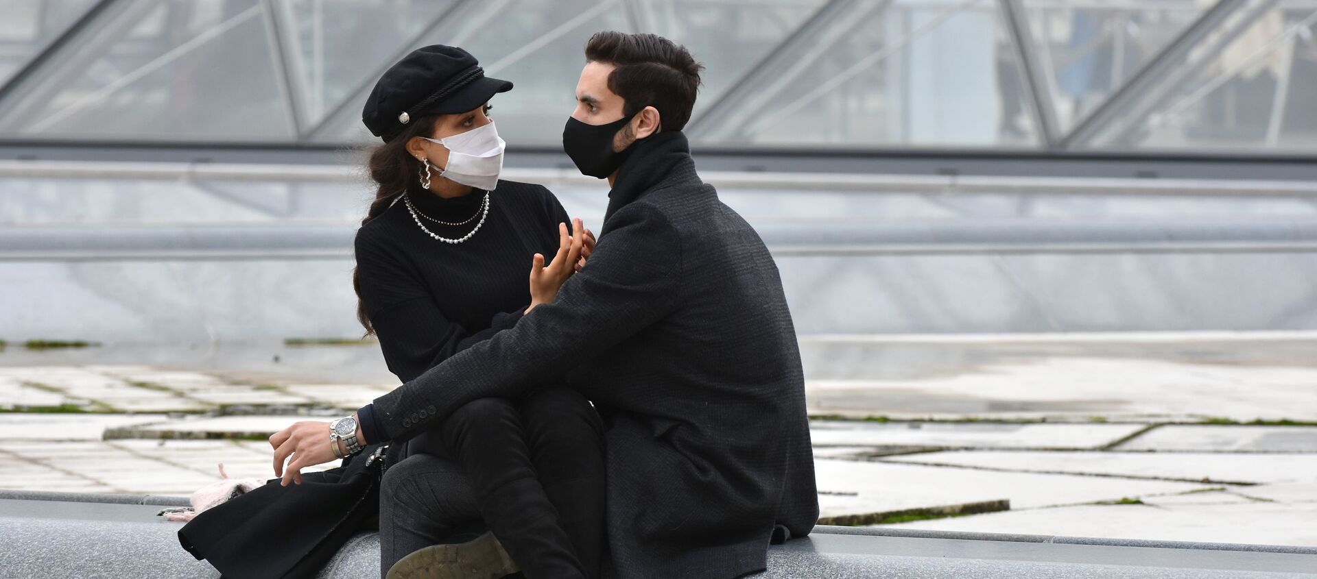 Молодые люди в масках на площади у входа в музей Лувр в Париже - Sputnik 日本, 1920, 12.02.2021