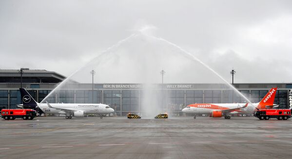 ベルリン・ブランデンブルク国際空港の駐機するルフトハンザ航空とLCCイージージェットの旅客機 - Sputnik 日本