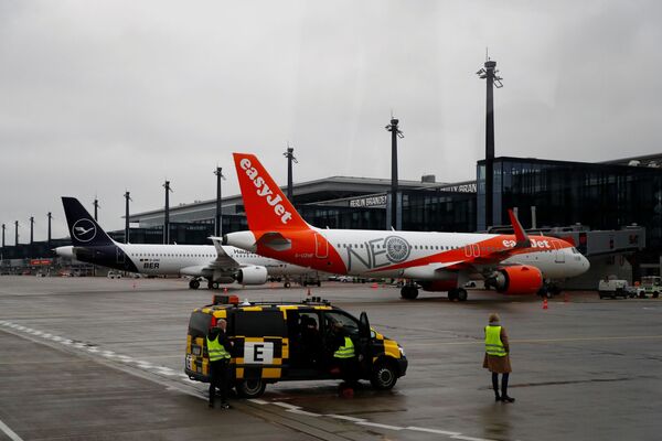 ベルリン・ブランデンブルク国際空港の駐機するルフトハンザ航空とLCCイージージェットの旅客機 - Sputnik 日本