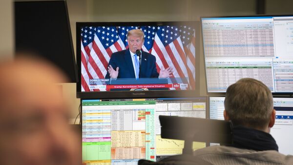 Traders sit in the trading room of the Frankfurt Stock Exchange in front of their monitors, which also show reports on the US presidential election on Wednesday, Nov. 4, 2020 - Sputnik 日本