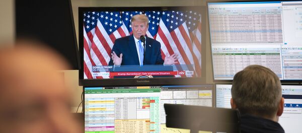 Traders sit in the trading room of the Frankfurt Stock Exchange in front of their monitors, which also show reports on the US presidential election on Wednesday, Nov. 4, 2020 Traders sit in the trading room of the Frankfurt Stock Exchange in front of their monitors, which also show reports on the US presidential election on Wednesday, Nov. 4, 2020 - Sputnik 日本