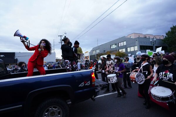 米オレゴン州ポートランドで11月4日、米大統領選を受けて行われた抗議デモ - Sputnik 日本