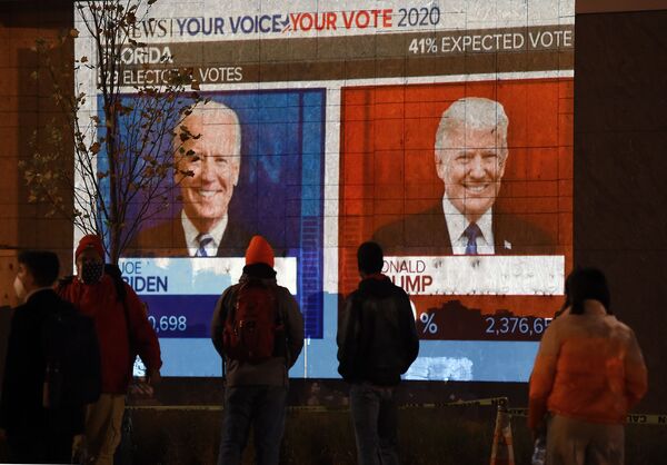 11月3日、ホワイトハウス前でフロリダ州の選挙結果を眺める市民 - Sputnik 日本