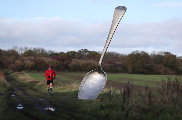 英イングランドのクラムリントンにあるスプーンの彫刻「The Eat For England（The Giant Spoon）」 - Sputnik 日本