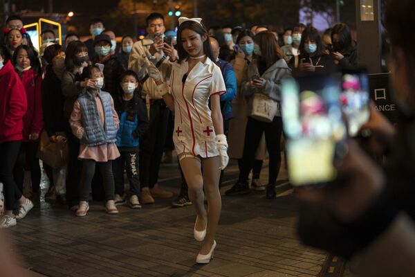 中国・北京でショッピング街で10月31日、看護師の格好をして通りを歩く女性
 - Sputnik 日本