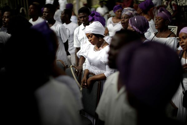 ハイチ首都ポルトー・プランスで11月1日、民間信仰のブードゥー教のお祭り「死者の日」に参加する信者ら - Sputnik 日本