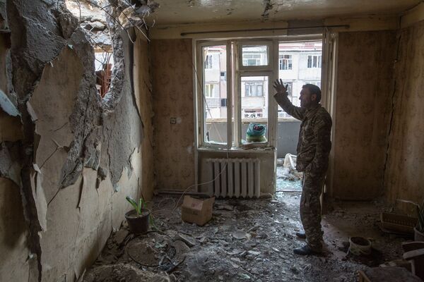 ナゴルノ・カラバフの都市ステパナケルトで、砲撃によって崩壊したアパートに立つ男性 - Sputnik 日本