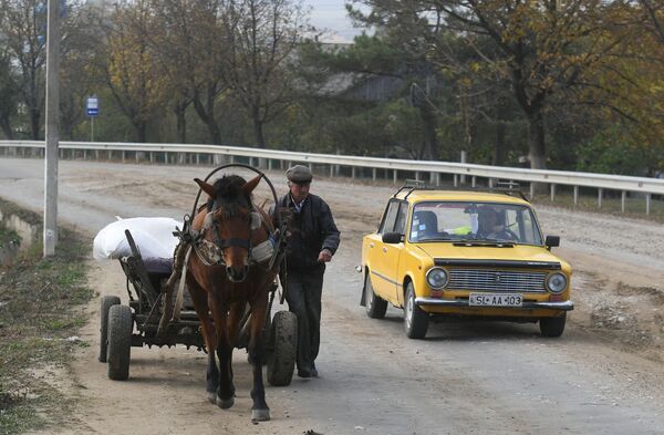 モルドバの村の道路を馬車で走る男性 - Sputnik 日本