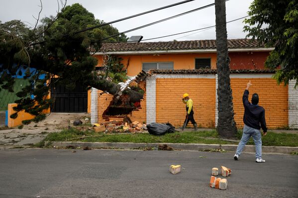 エルサルバドル首都サン・サルバドルで11月4日、熱帯暴風雨「エータ」の被害を受けた街を歩く地元住民 - Sputnik 日本