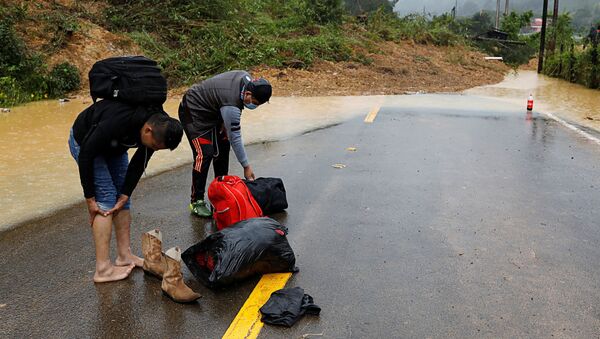 Men prepare to cross a mudslide blocking a road after the passage of Storm Eta, in Purulha, Baja Verapaz, Guatemala November 6, 2020. - Sputnik 日本