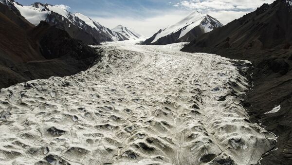 祁連山脈で最大の氷河Laohugou No.12から溶け出した融解水 - Sputnik 日本
