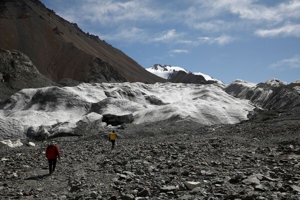 祁連山脈で最大の氷河Laohugou No.12周辺を歩く科学者ら - Sputnik 日本