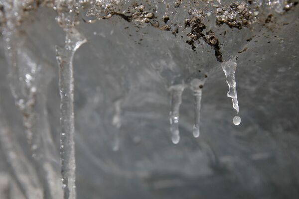祁連山脈で最大の氷河Laohugou No.12の氷柱から滴る雪解け水 - Sputnik 日本