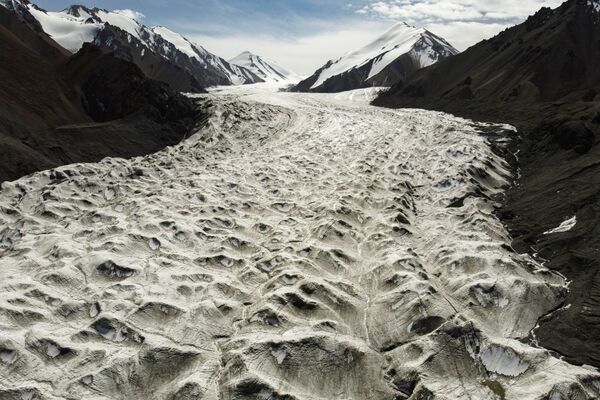 祁連山脈で最大の氷河Laohugou No.12から溶け出した融解水 - Sputnik 日本