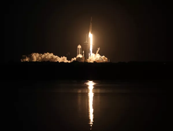 米フロリダ州のケネディ宇宙センターから打ち上げられた宇宙船「クルードラゴン」を搭載したファルコン9ロケット 米フロリダ州のケネディ宇宙センターから打ち上げられた宇宙船「クルードラゴン」を搭載したファルコン9ロケット - Sputnik 日本