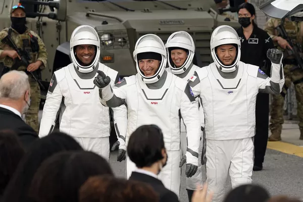 宇宙船「クルードラゴン」のクルー。左からビクター・グローバー、マイケル・ホプキンス、シャノン・ウォーカー、野口聡一宇宙飛行士 宇宙船「クルードラゴン」のクルー。左からビクター・グローバー、マイケル・ホプキンス、シャノン・ウォーカー、野口聡一宇宙飛行士 - Sputnik 日本