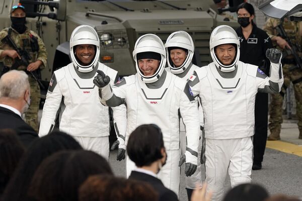 宇宙船「クルードラゴン」のクルー。左からビクター・グローバー、マイケル・ホプキンス、シャノン・ウォーカー、野口聡一宇宙飛行士 - Sputnik 日本