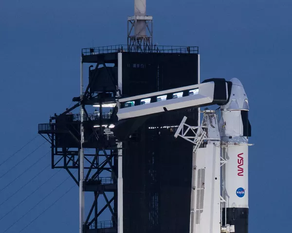 宇宙船「クルードラゴン」を搭載したファルコン9ロケットの発射準備 宇宙船「クルードラゴン」を搭載したファルコン9ロケットの発射準備 - Sputnik 日本