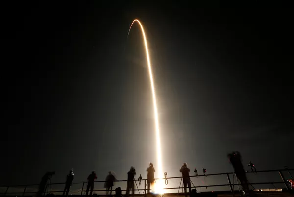 米フロリダ州のケネディ宇宙センターで、ファルコン9ロケットが打ち上げられるのを見守る人々 米フロリダ州のケネディ宇宙センターで、ファルコン9ロケットが打ち上げられるのを見守る人々 - Sputnik 日本