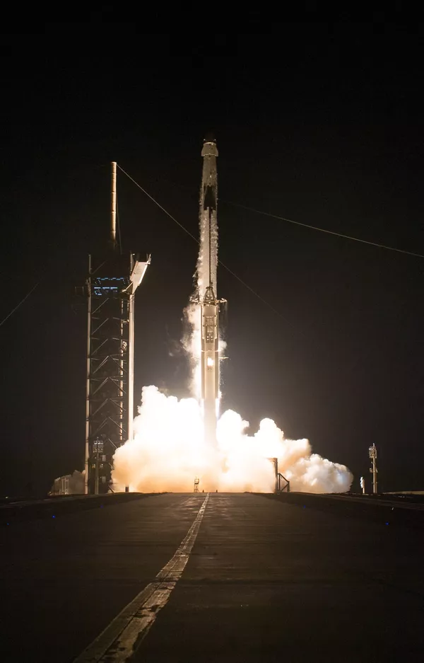 米フロリダ州のケネディ宇宙センターから打ち上げられた宇宙船「クルードラゴン」を搭載したファルコン9ロケット 米フロリダ州のケネディ宇宙センターから打ち上げられた宇宙船「クルードラゴン」を搭載したファルコン9ロケット - Sputnik 日本