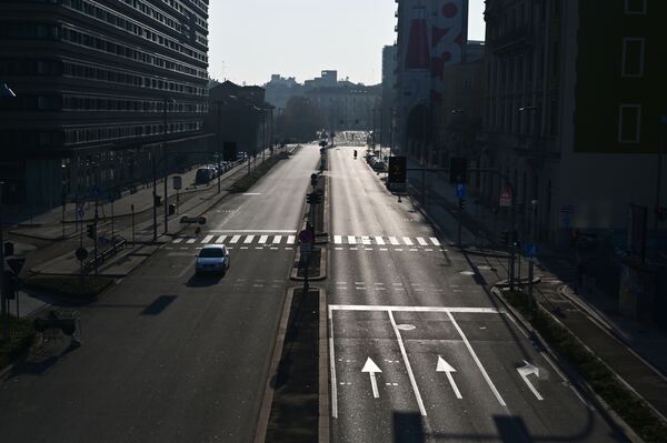 部分的なロックダウンが始まったイタリア、ミラノの車通りの少なくなった道路 - Sputnik 日本