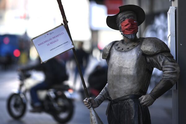 緊急事態宣言が来年5月まで延長されたスペインのマドリードで、マスクを着けるドン・キホーテの像 - Sputnik 日本