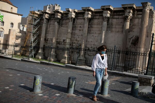 全土でロックダウン中のギリシャのアテネで、神殿ハドリアヌスの図書館の前を通る女性 - Sputnik 日本