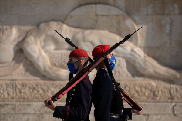 全土でロックダウン中のギリシャのアテネで、マスク姿で無名戦士の墓を警備する衛兵 - Sputnik 日本