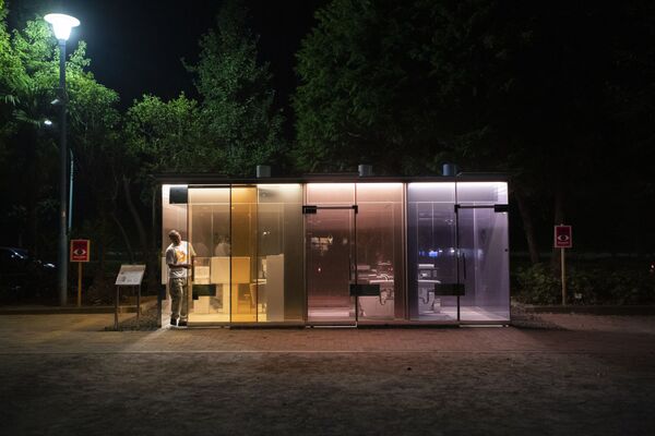 東京都渋谷区の代々木深町小公園に設置された壁が透明なトイレ（2020年8月20日） - Sputnik 日本