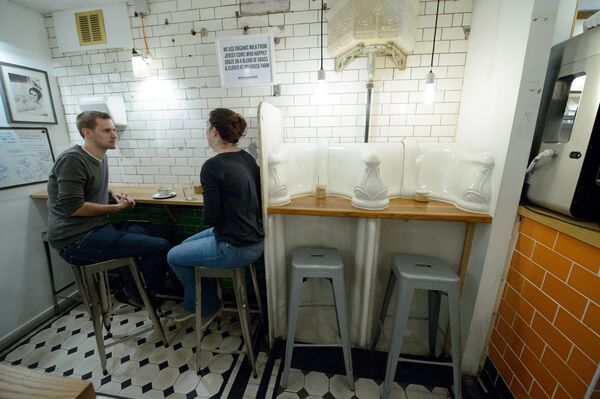 英ロンドン中心部にある、公衆トイレを改装してオープンしたサンドイッチバー（2014年10月3日） - Sputnik 日本