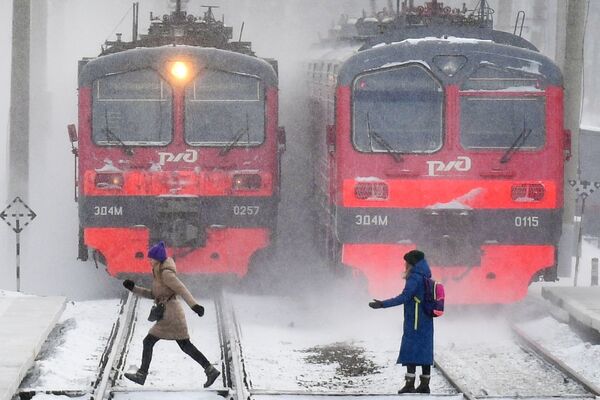 ロシア、ノヴォシビルスクの駅に停車するロシア鉄道の列車 - Sputnik 日本