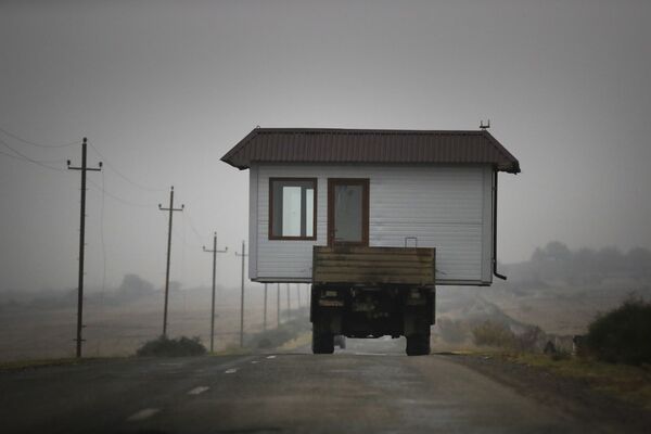 家をトラックに積み故郷を去るナゴルノ・カラバフの住民 - Sputnik 日本