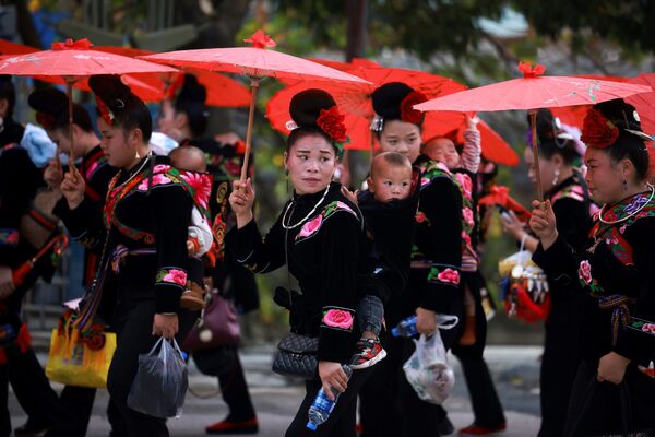 中国貴州省雷山県で11月18日、独自の暦で新年を祝う少数民族・ミャオ族の女性 - Sputnik 日本
