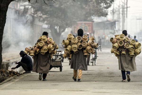 インドのシュリーナガルでカングリ（暖をとるのに使用されるラタンで覆われた土鍋）を運ぶ行商人 - Sputnik 日本