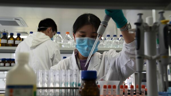 Сотрудники SinoVac в лаборатории на заводе по производству вакцины CoronaVac в Пекине - Sputnik 日本