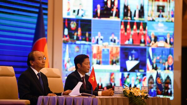 Премьер-министр Вьетнама Нгуен Суан Фук и министр промышленности и торговли Вьетнама Чан Туан Ань на церемонии подписания регионального всеобъемлющего экономического партнерства (ВРЭП) - Sputnik 日本