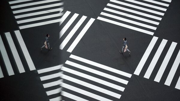 Мужчина в защитной маске переходит дорогу в Токио, Япония - Sputnik 日本